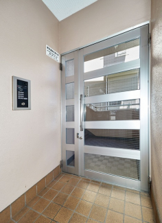 エントランスドアはオートロックです