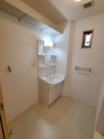上部に棚の有る洗面所。シャワー付き洗面台です。洗面所にも窓があるので換気に良さそうですね。