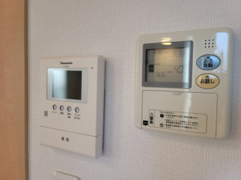 モニター付きインターホンと給湯器リモコンです