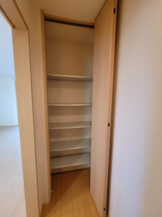 廊下にある収納です。収納が多いのは助かりますね。