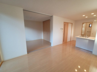 リビングの横に洋室があります