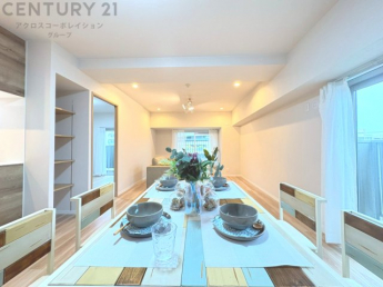 リビングダイニングは家族や友人とのコミュニケーションを楽しむ場所でくつろぎながら食事や会話を楽しめ、多目的に利用できリラックスできる空間です。家庭内の中心として機能し、快適な生活をサポートします。