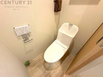 温水洗浄便座付トイレは温水洗浄機能により、暖かい水でおしりを洗浄することができ、冷たい水を使う従来の便座に比べ、温水洗浄機能で暖かいトイレを提供し、快適な使用を可能にします。