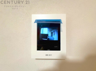 訪問者が来たときにテレビ画面で確認できるため、安心してドアを開けられます。録画機能があるものもあり、留守中に来訪者を記録しておくことができます。利便性が高く、セキュリティ面でも安心です。