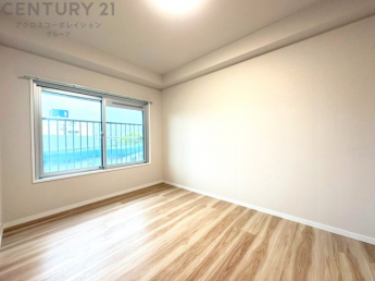 明るい色合いのフローリングとクロスを使用した洋室は家具やインテリアとも調和しやすく空間が広く感じられ開放感を生み出します。自然光を効果的に反射し、室内を明るく保つため、日中の照明使用を抑えられます。