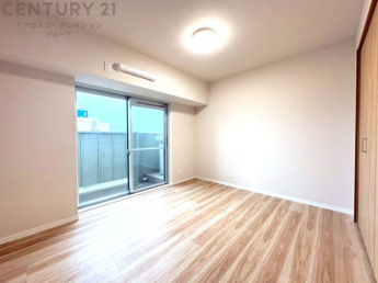 寝室…リラックスできるプライベート空間で、快適な睡眠をサポート。個人の好みに合わせたインテリアや寝具で心地良さを追求。プライベートな時間を過ごし、リフレッシュする場所におすすめです。