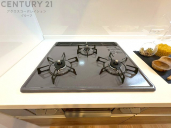 多数の調理器具を同時に使用でき、料理の効率化が可能。省エネで節約になり、様々な料理スタイルに適応できます。また、火力調整が独立しており、手入れや掃除もしやすく、今よりもっとお料理が楽しくなるかも。