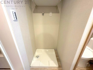 洗濯物の仕分け作業がしやすく、整理整頓が容易になります。洗濯音や湿気を他の部屋に持ち込まず、生活環境を快適に保ちます。上部を活用すれば収納スペースを確保でき洗剤や洗濯用品の整理もしやすくなります。