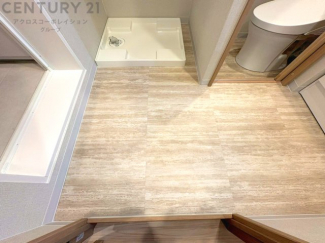 衣服の収納や脱ぎ着や整理整頓がしやすく、湿った衣類を乾燥させるスペースがありカビや臭いの発生を防ぎます。床の汚れを他の部屋に持ち込まず清潔を保つことができます。また快適な入浴環境の整備にも役立ちます。