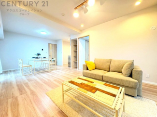 キッチン前のダイニングスペース　カウンターキッチンから料理の受け渡し等に便利です。ダイニングセットを置いても十分な広さを確保。