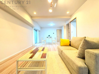 リビングダイニングは家族や友人とのコミュニケーションを楽しむ場所でくつろぎながら食事や会話を楽しめ、多目的に利用できリラックスできる空間です。家庭内の中心として機能し、快適な生活をサポートします。