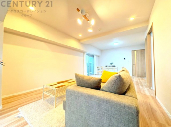 キッチン前のダイニングスペース　カウンターキッチンから料理の受け渡し等に便利です。ダイニングセットを置いても十分な広さを確保。