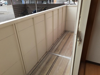 開放的で明るい空間を演出してくれるバルコニーです