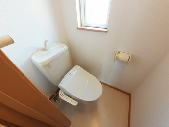 落ち着いた色調のトイレです