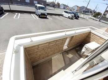 暖かな日差しのふりそそぐバルコニー