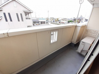 落ち着いた時間を過ごせるバルコニーです