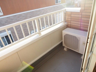 暖かな日差しのふりそそぐバルコニー