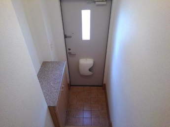 収納もある玄関です