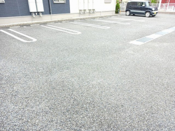 駐車場があるので、車を買う予定の方も安心です