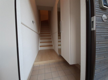 収納もある玄関です