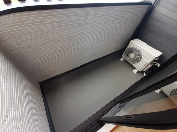 暖かな日差しのふりそそぐバルコニー