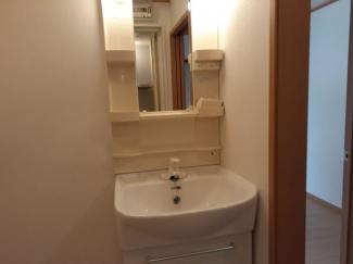 ゆったりとスペースのある洗面所