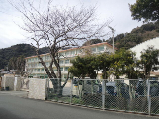 八幡浜市立松柏中学校まで520m