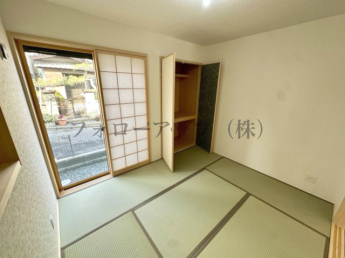 畳の上でゆっくりとくつろげる和室です