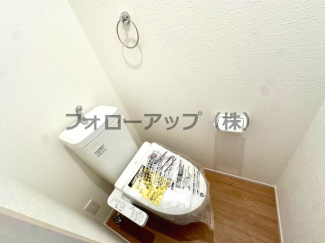 落ち着いた色調のトイレです