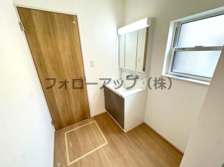 朝の支度にも助かる、独立の洗髪洗面化粧台