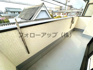 暖かな日差しのふりそそぐバルコニー