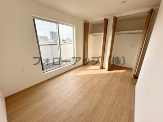 落ち着いた色調の洋室です