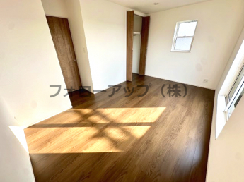 使い勝手のいい洋室です