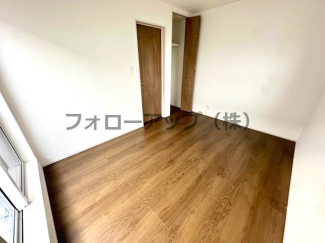 落ち着いた色調の洋室です