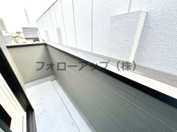 暖かな日差しのふりそそぐバルコニー