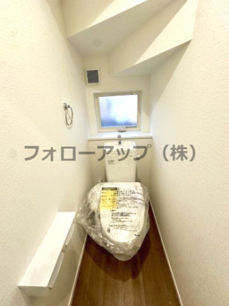 落ち着いた色調のトイレです