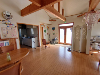 吹き抜けになった開放感のある空間です