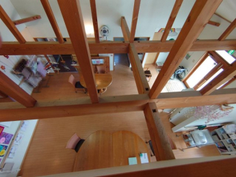 吹き抜けになった開放感のある空間です