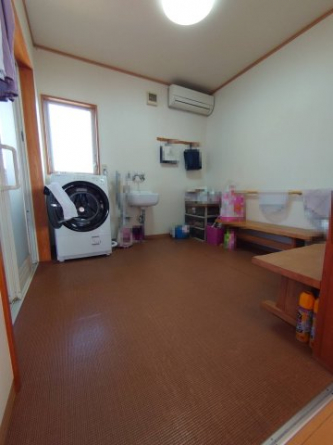 脱衣室もゆったり広々しています