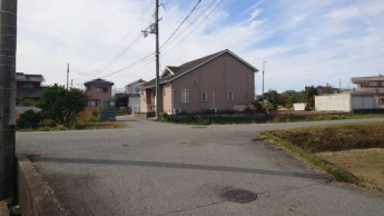 交差点からひとつ中に入った場所になります