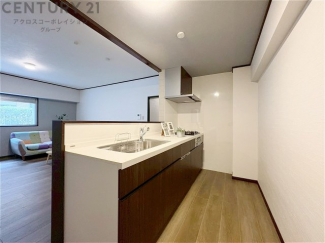 シンプルなデザインと使いやすさを兼ね備えた対面式システムキッチンは、効率的な作業スペースを提供し、家族やゲストとのコミュニケーションを促進します。