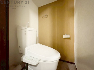 温水洗浄便座付トイレは温水洗浄機能により、暖かい水でおしりを洗浄することができ、冷たい水を使う従来の便座に比べ、温水洗浄機能で暖かいトイレを提供し、快適な使用を可能にします。