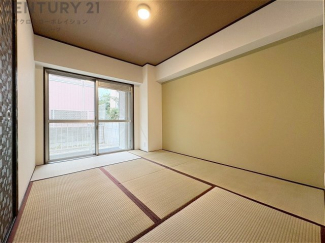 リビング横の和室スペースはリビングと続きで利用してもデザイン性のとれる洋風和室になります。やっぱり一室は欲しい和室は客間や小さなお子様の寝かせ付けなどにも便利です。