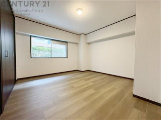 明るい色合いのフローリングとクロスを使用した洋室は家具やインテリアとも調和しやすく空間が広く感じられ開放感を生み出します。自然光を効果的に反射し、室内を明るく保つため、日中の照明使用を抑えられます。