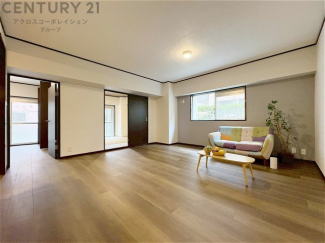 キッチン前のダイニングスペース　カウンターキッチンから料理の受け渡し等に便利です。ダイニングセットを置いても十分な広さを確保。