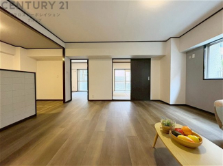 キッチン前のダイニングスペース　カウンターキッチンから料理の受け渡し等に便利です。ダイニングセットを置いても十分な広さを確保。