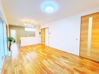 南面棟無しで開放感のある16帖超えLDK　※弊社施工例／実際の仕様とは異なります。