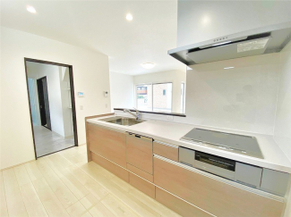 洗面室とキッチンを最短距離で行き来できるラク家事動線♪　※弊社施工例／実際の仕様とは異なります。