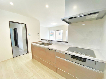 洗面室とキッチンを最短距離で行き来できるラク家事動線♪　※弊社施工例／実際の仕様とは異なります。