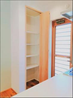 大容量パントリーは一目で在庫を確認できる浅型収納。　※弊社施工例／実際の仕様とは異なります。